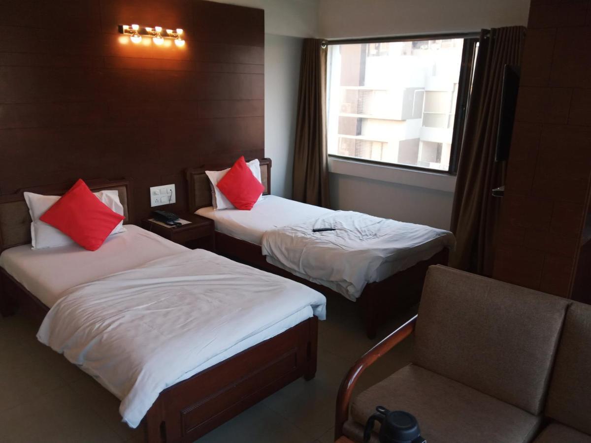 Hotel Apex Ahmedabad Bagian luar foto