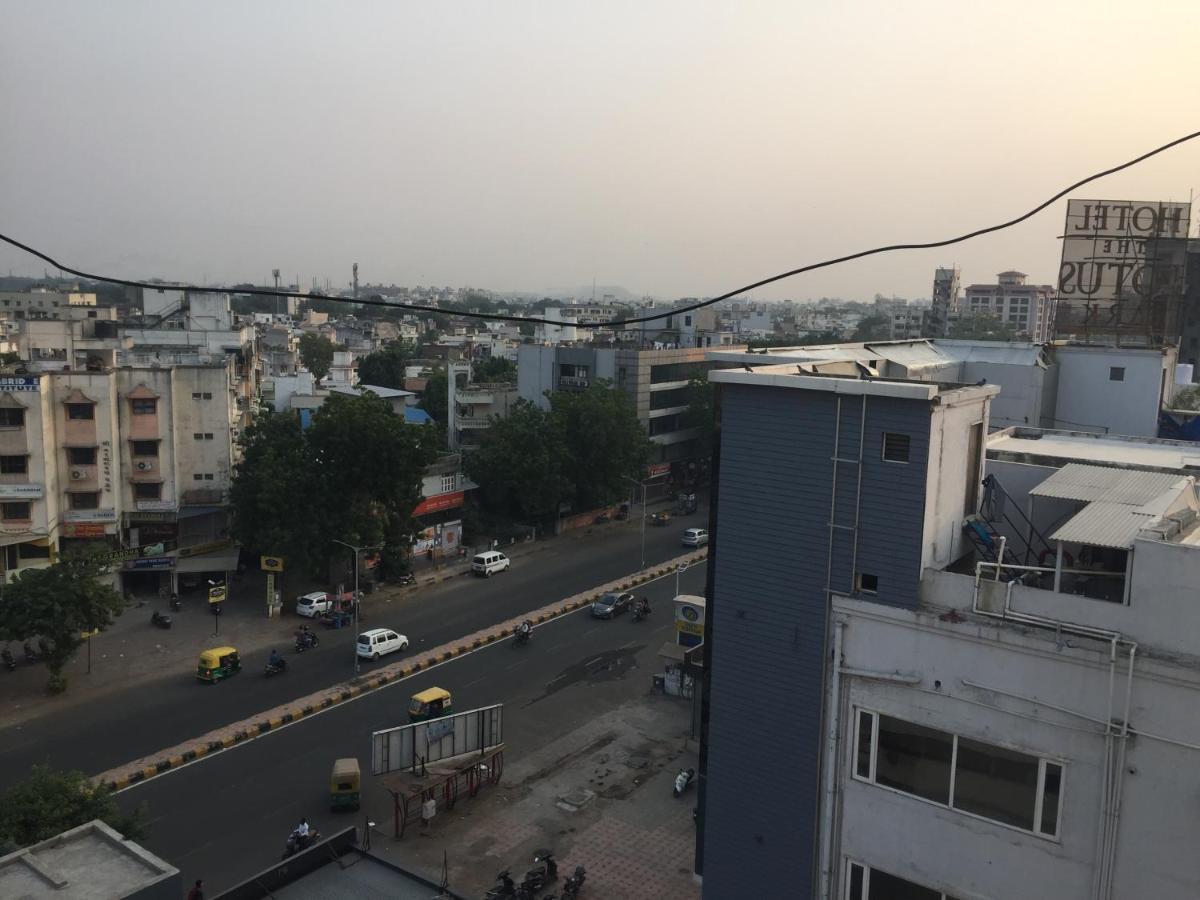 Hotel Apex Ahmedabad Bagian luar foto