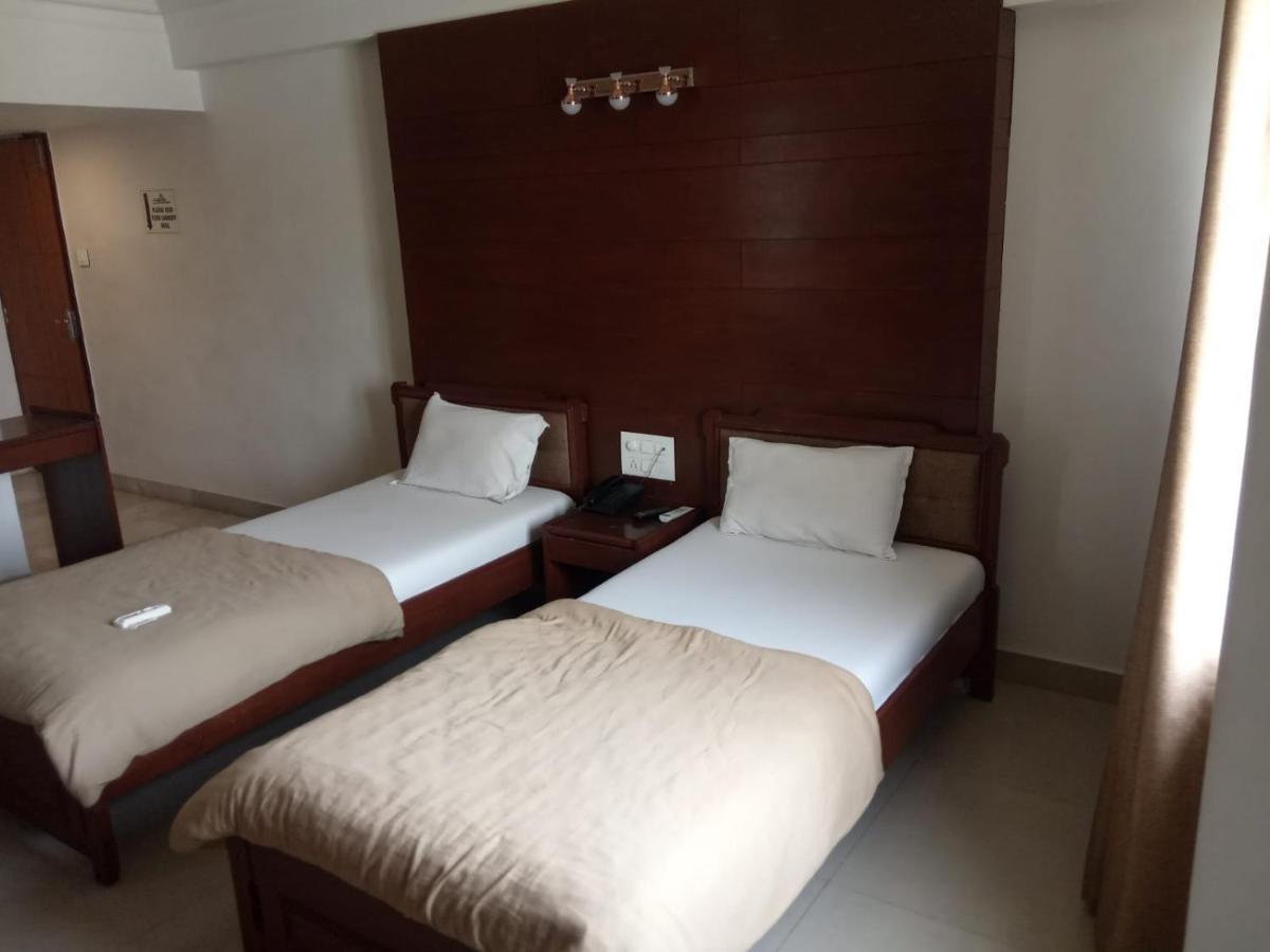 Hotel Apex Ahmedabad Bagian luar foto