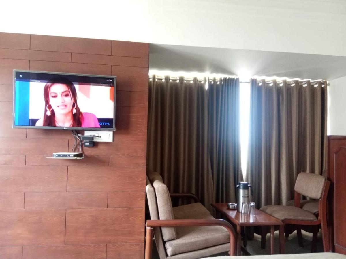 Hotel Apex Ahmedabad Bagian luar foto