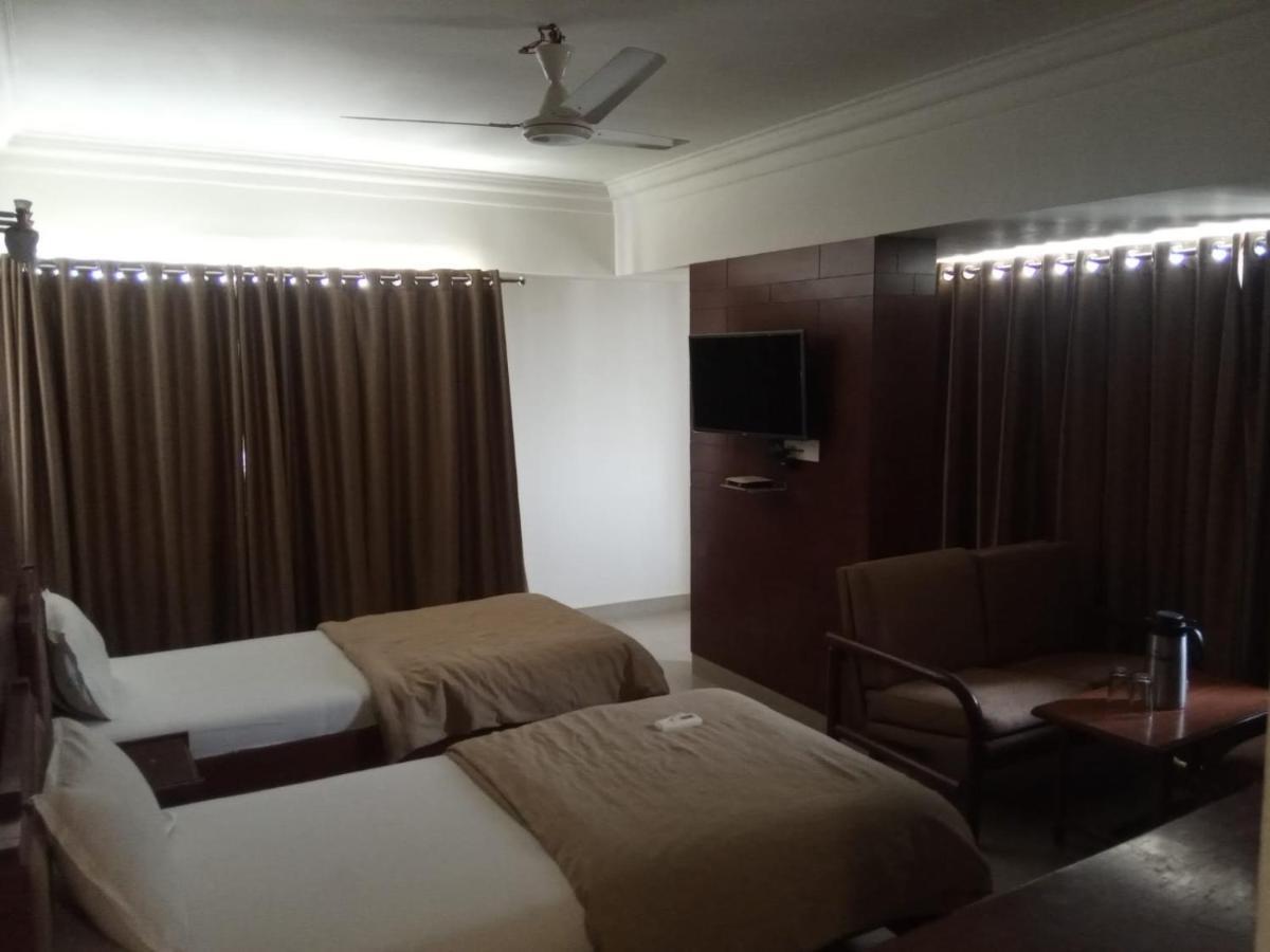 Hotel Apex Ahmedabad Bagian luar foto