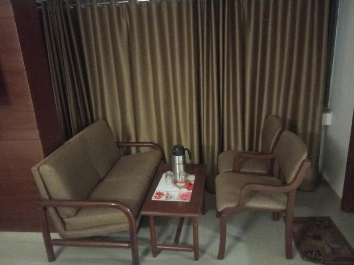 Hotel Apex Ahmedabad Bagian luar foto